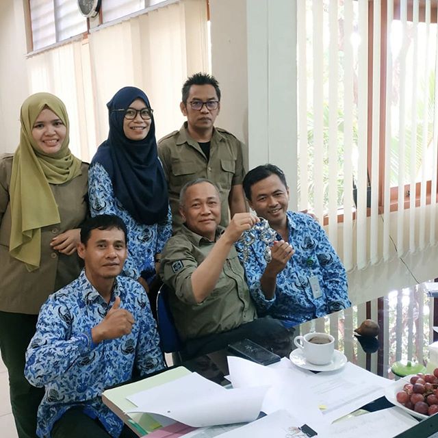 Senin, 23 Desember 2019 Dirjen KSDAE @inungwiratno berkunjung ke Balai Besar KSDA Jawa Timur. Pada kunjungan kali ini, beliau ingin sejenak berbincang santai tapi serius dengan stafnya di Balai Besar KSDA Jawa Timur. Beliau meninjau langsung pelaksanaan #PendataanTSL di Balai Besar KSDA Jawa Timur nih sobat konservasi. Bersama Kababes KSDA Jawa Timur @nprihadi , beliau juga berdialog secara langsung dengan masyarakat yg sedang melakukan pendataan TSL. Selain itu Pak Wiratno juga memberikan motivasi kepada para staf agar senantiasa jujur dan kerja keras dalam bekerja. Wah terima kasih Pak Dirjen atas kunjungannya hari ini. What a great Monday! 🎉❤️ #ksdaehebat