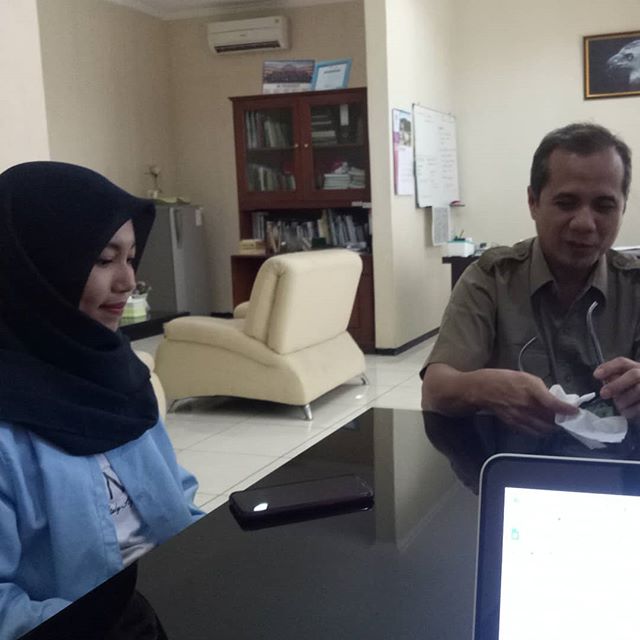Senin, 10 Feb 2020, pukul 13.00 Wib. Kepala Balai Besar KSDA Jatim kedatangan tamu, tamu tersebut adalah mbak risa. 
Mbak risa adalah sosok gadis petualang yang tangguh, sering berpetualang seorang diri ke barbagai kawasan konservasi pegunungan, diantaranya, semeru, argopuro, ijen dan Rinjani. cita-cita yang diinginkan dalam waktu dekat adalah ke TN. Kerinci Seblat.
Atas nama pribadi mbak risa memohon maaf kepada seluruh pecinta alam, pendaki dan pengelola TWA. Kawah Ijen atas aktifitas panjat pohon di TWA. Kawah Ijen. Mbak risa menyadari bahwa perbuatan tersebut membahayakan keselamatan diri dan tidak selayaknya dilakukan, terlebih di kawasan konservasi.
Mbak risa juga siap bekerjasama dengan BBKSDA jatim untuk memberikan edukasi kepada para pemula pecinta alam tentang ekowisata di kawasan konservasi.
Tetap semangat ya mbak @risaalif___ , kami tunggu kiprahmu untuk dunia konservasi... @nprihadi 
@indonesianwildlife 
@inungwiratno 
@kabar_alam 
@kementerianlhk