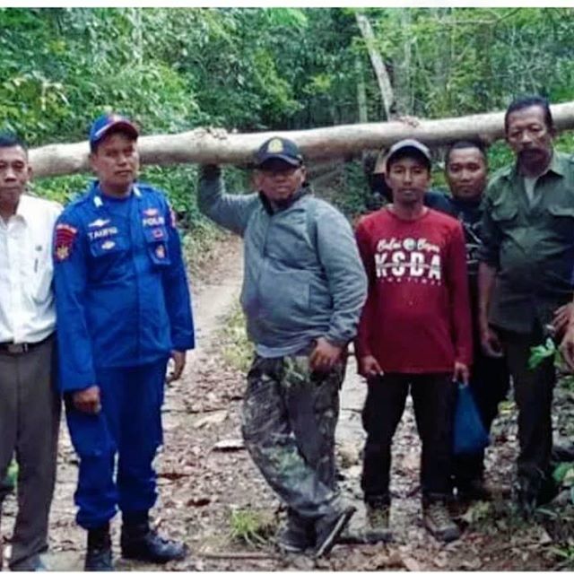 Resort Konservasi Wilayah 11 Pulau Bawean bersama Polairud Pos Bawean menutup akses jalan mobil dari Pos Jaga kumalasa menuju Pantai Labuhan Kumalasa, 3 Juli 2019. Meski pantai Labuhan berada diluar kawasan konservasi, namun kegiatan masyarakat mengambil pasir di pantai tersebut melalui Blok Kumalasa, Suaka Margasatwa Pulau Bawean
https://bbksdajatim.org/rkw-11-pulau-bawean-tutup-akses-jalan-dalam-suaka-margasatwa.php
#bbksdajatim 
#ditjenksdae 
#kemenlhk